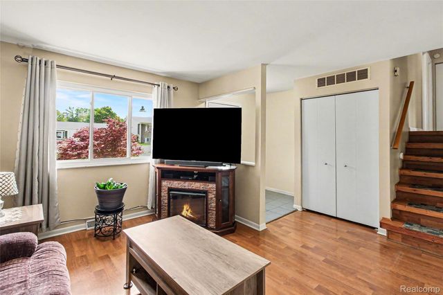 829 Holly Bush Drive, Holly Village, MI 48442