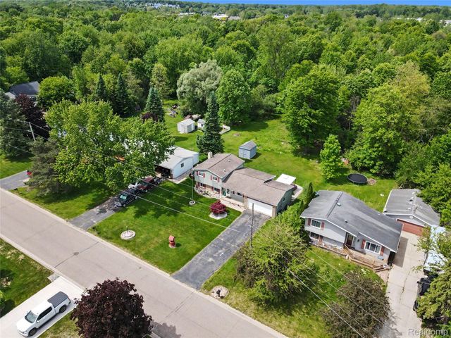 829 Holly Bush Drive, Holly Village, MI 48442