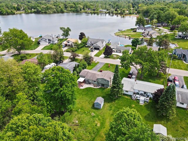 829 Holly Bush Drive, Holly Village, MI 48442