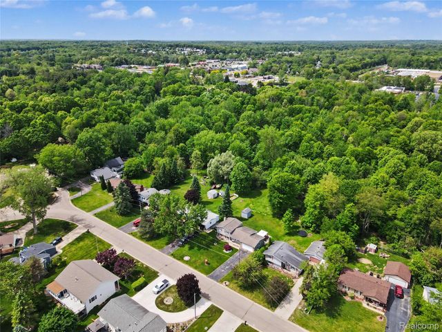 829 Holly Bush Drive, Holly Village, MI 48442