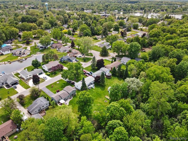 829 Holly Bush Drive, Holly Village, MI 48442