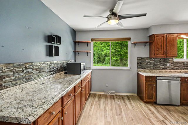 829 Holly Bush Drive, Holly Village, MI 48442