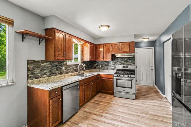 829 Holly Bush Drive, Holly Village, MI 48442