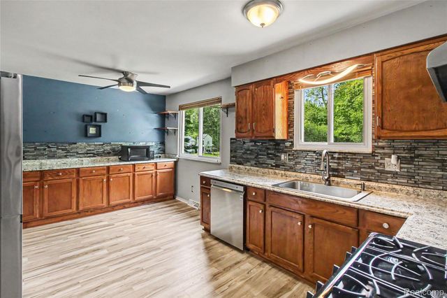 829 Holly Bush Drive, Holly Village, MI 48442