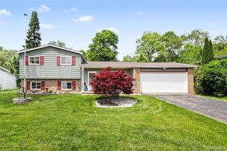 829 Holly Bush Drive, Holly Village, MI 48442