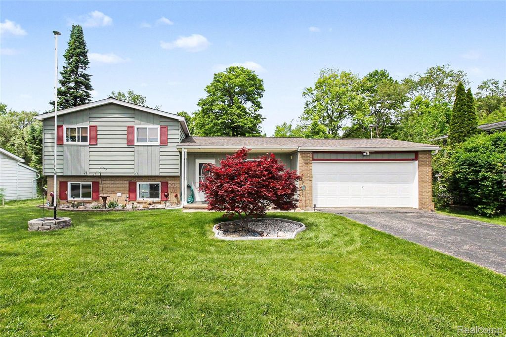829 Holly Bush Drive, Holly Village, MI 48442
