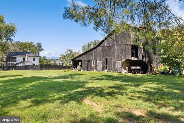 7021 LEEDS MANOR RD, Marshall, VA 20115