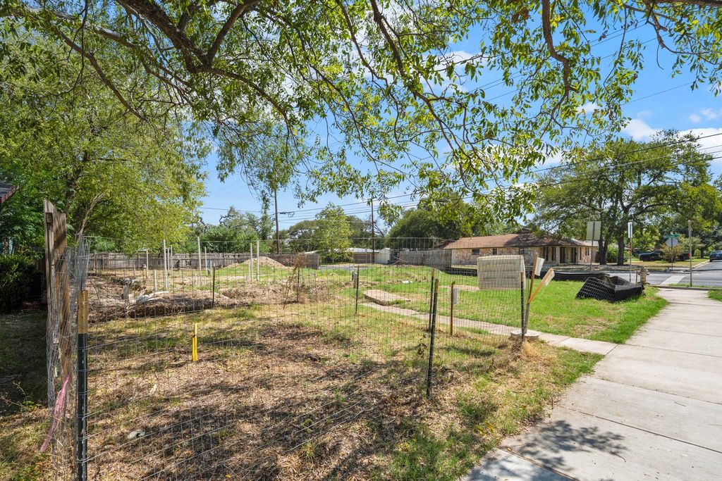 1614 Suffolk DR, Austin, TX 78723