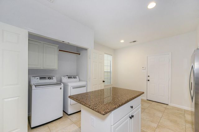 158 N Magnolia Pond Place 158E, The Woodlands, TX 77381