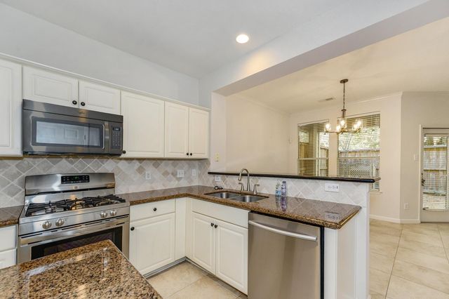 158 N Magnolia Pond Place 158E, The Woodlands, TX 77381