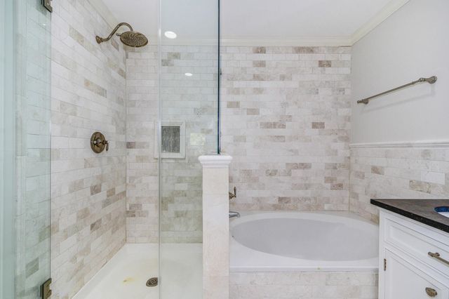 158 N Magnolia Pond Place 158E, The Woodlands, TX 77381