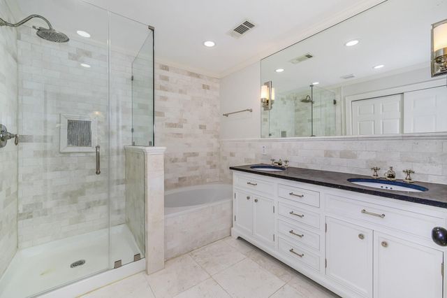 158 N Magnolia Pond Place 158E, The Woodlands, TX 77381