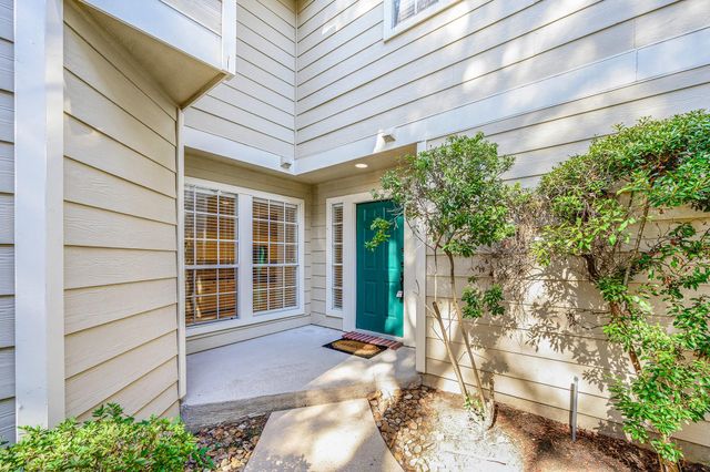 158 N Magnolia Pond Place 158E, The Woodlands, TX 77381
