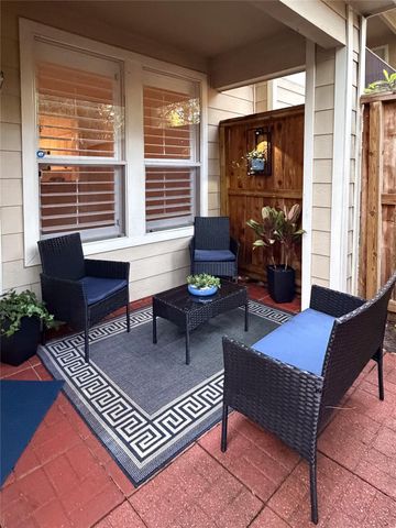 158 N Magnolia Pond Place 158E, The Woodlands, TX 77381