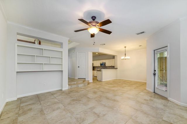 158 N Magnolia Pond Place 158E, The Woodlands, TX 77381
