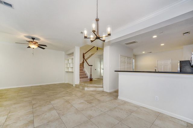 158 N Magnolia Pond Place 158E, The Woodlands, TX 77381