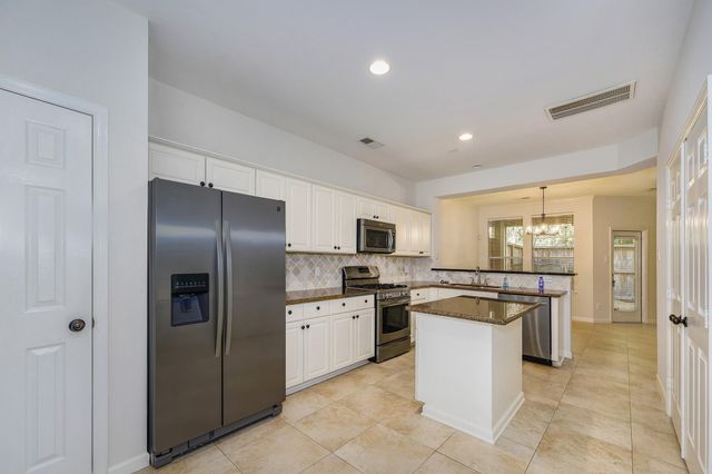 158 N Magnolia Pond Place 158E, The Woodlands, TX 77381