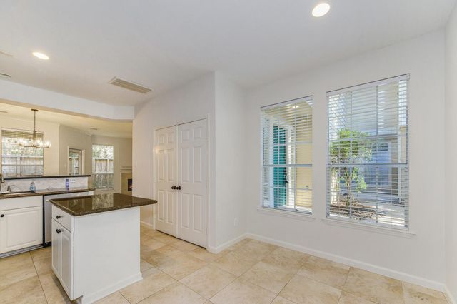 158 N Magnolia Pond Place 158E, The Woodlands, TX 77381