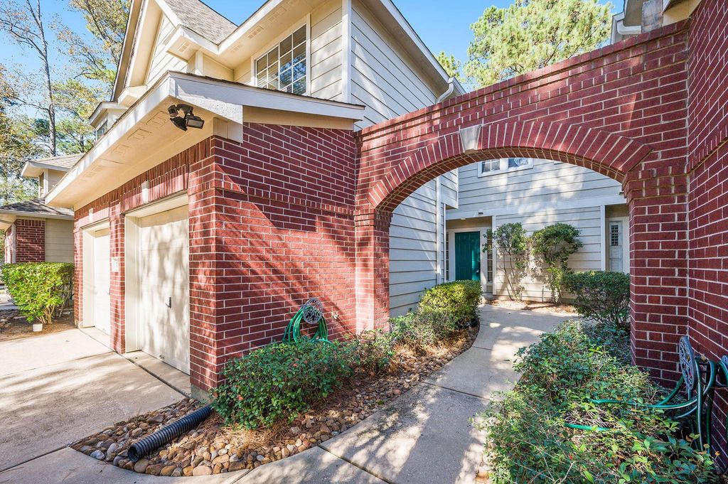 158 N Magnolia Pond Place 158E, The Woodlands, TX 77381