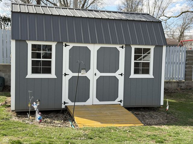 54 W High Street, Mooresville, IN 46158