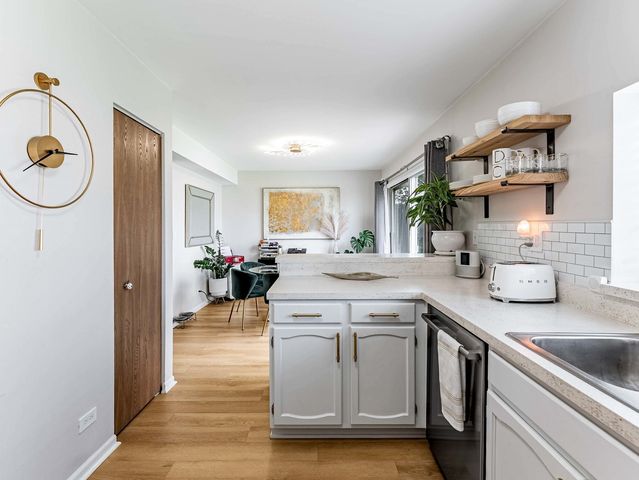 1523 Apple Grove Lane, Westmont, IL 60559