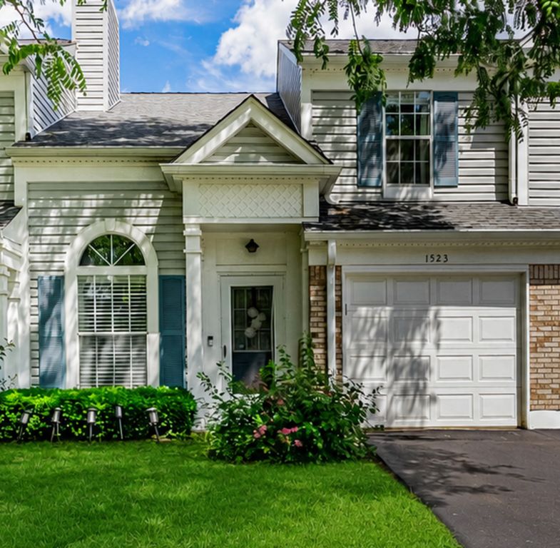 1523 Apple Grove Lane, Westmont, IL 60559