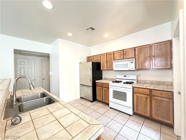 1501 CARDINAL PEAK Lane 202, Las Vegas, NV 89144