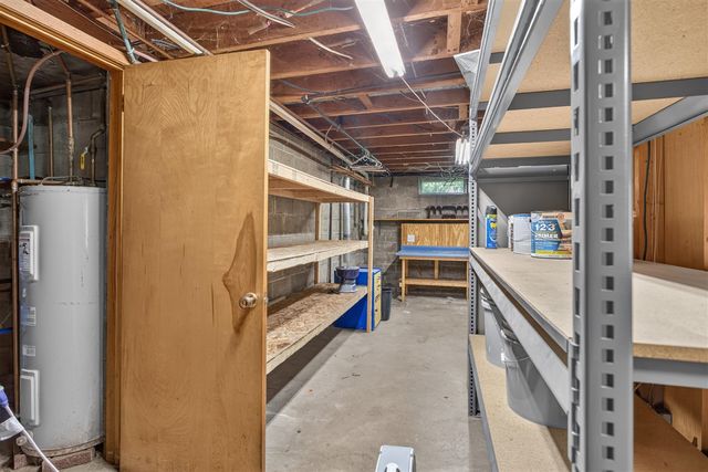 2695 Gilletts Lake Road, Jackson, MI 49201