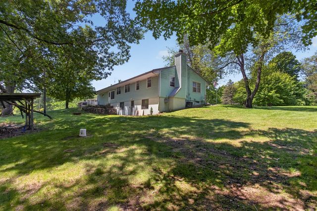 2695 Gilletts Lake Road, Jackson, MI 49201