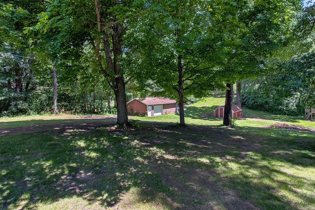 2695 Gilletts Lake Road, Jackson, MI 49201