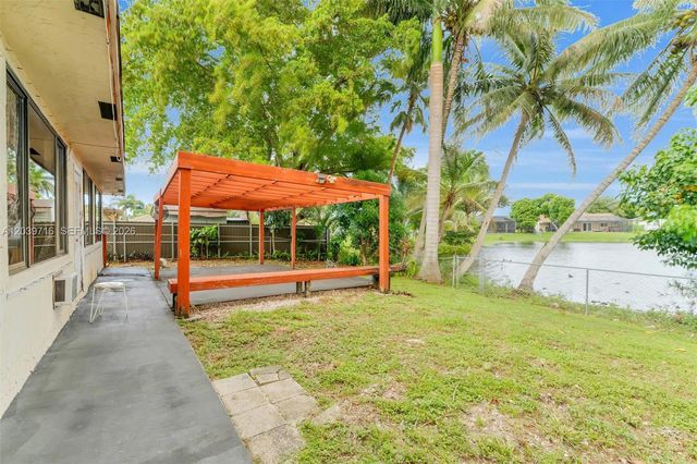 551 NW 99th Way, Pembroke Pines, FL 33024