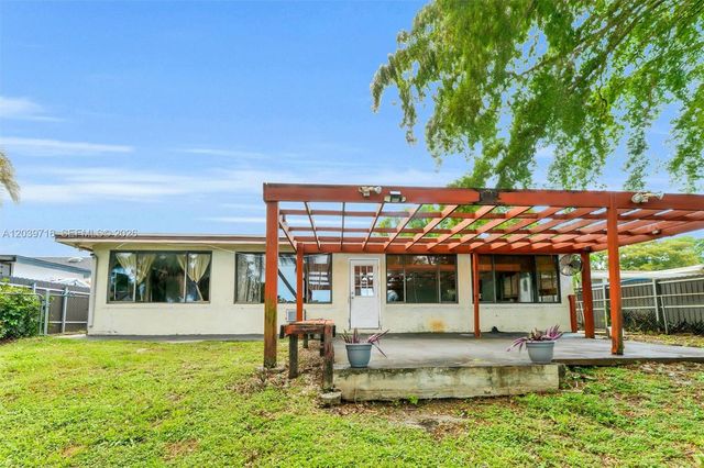 551 NW 99th Way, Pembroke Pines, FL 33024