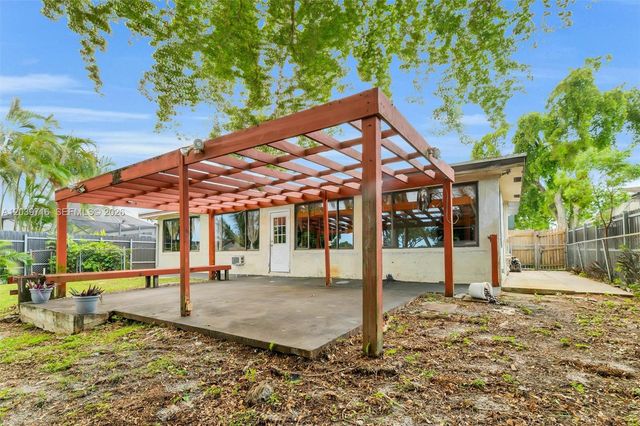 551 NW 99th Way, Pembroke Pines, FL 33024