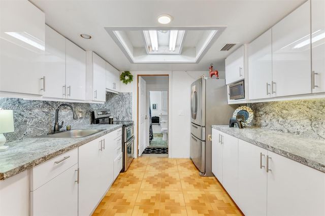 551 NW 99th Way, Pembroke Pines, FL 33024