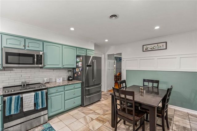 216 Vancouver Court, Kernersville, NC 27284