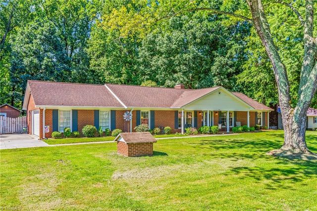 216 Vancouver Court, Kernersville, NC 27284
