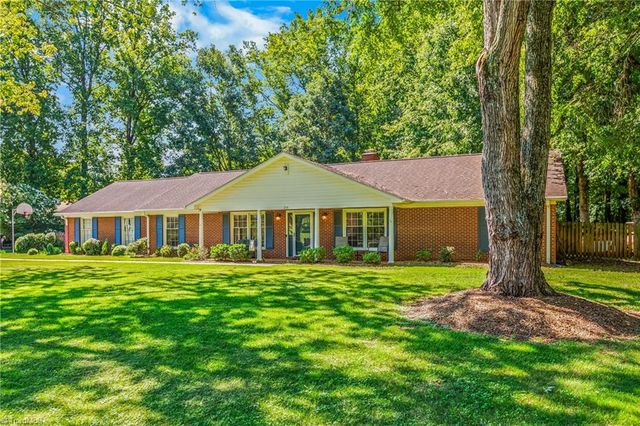 216 Vancouver Court, Kernersville, NC 27284
