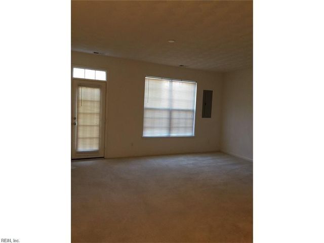 8 Cannonball CIR, Hampton, VA 23669