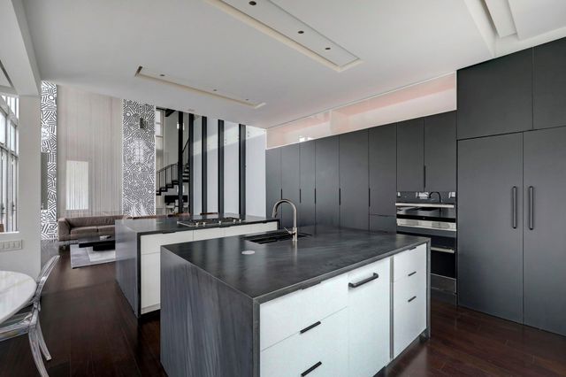 2200 Harvard Street, Houston, TX 77008