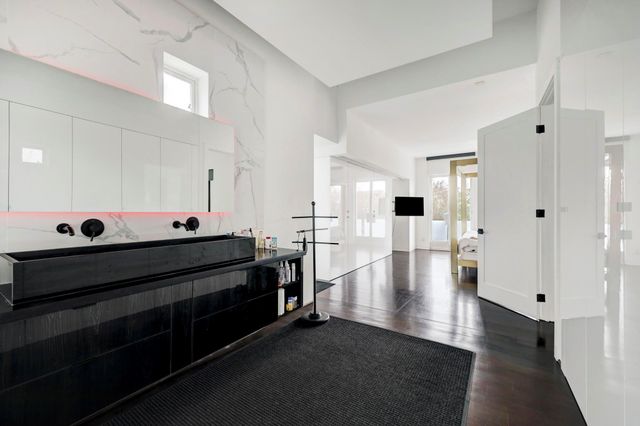 2200 Harvard Street, Houston, TX 77008