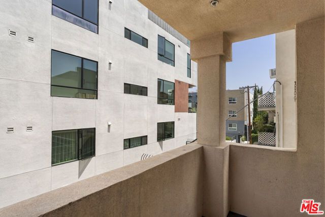5057 Maplewood Avenue 202, Los Angeles, CA 90004
