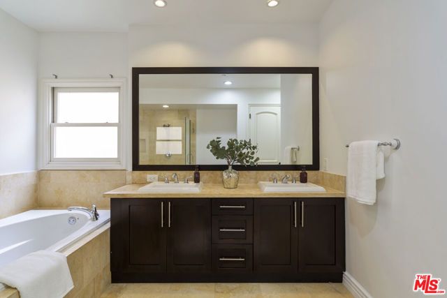 5057 Maplewood Avenue 202, Los Angeles, CA 90004