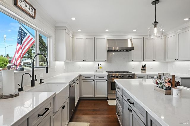 38 Eastside Cir, Petaluma, CA 94954