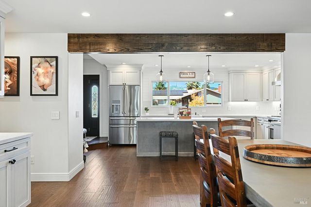 38 Eastside Cir, Petaluma, CA 94954