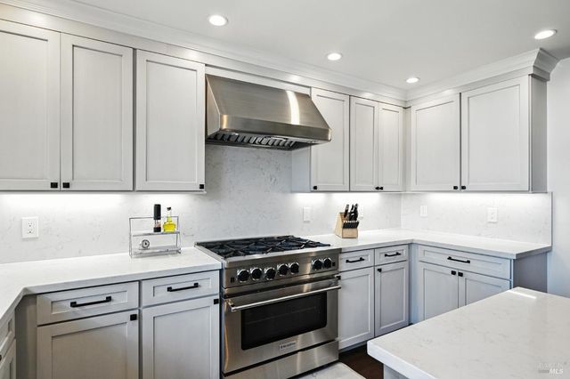 38 Eastside Cir, Petaluma, CA 94954