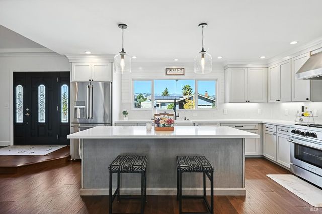 38 Eastside Cir, Petaluma, CA 94954