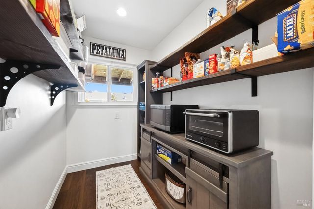 38 Eastside Cir, Petaluma, CA 94954