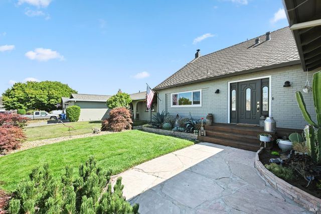 38 Eastside Cir, Petaluma, CA 94954