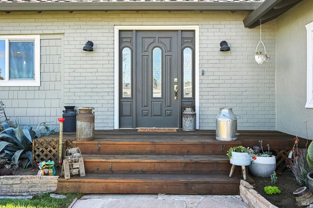 38 Eastside Cir, Petaluma, CA 94954