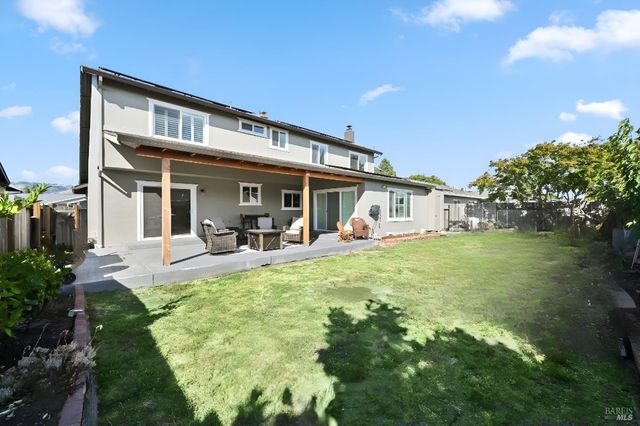 38 Eastside Cir, Petaluma, CA 94954